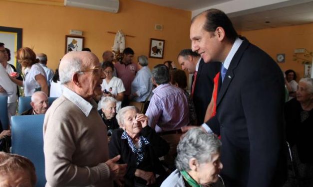 Hernández Carrón comparte con los usuarios del centro de mayores de Gata la celebración de su aniversario
