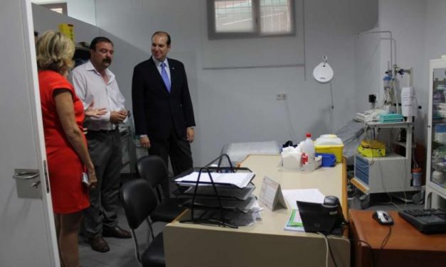 Hernández Carrón comparte con los usuarios del centro de mayores de Gata la celebración de su aniversario