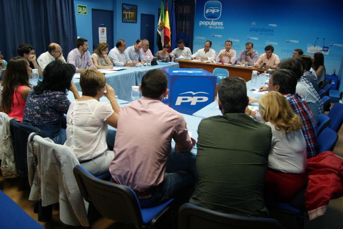 El PP de Cáceres recalca a sus dirigentes comarcales en seguir al lado de los extremeños y asociaciones