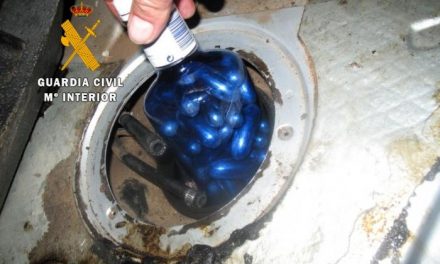 La Guardia Civil interviene casi seis kilos de hachís ocultos en el depósito de combustible de un vehículo