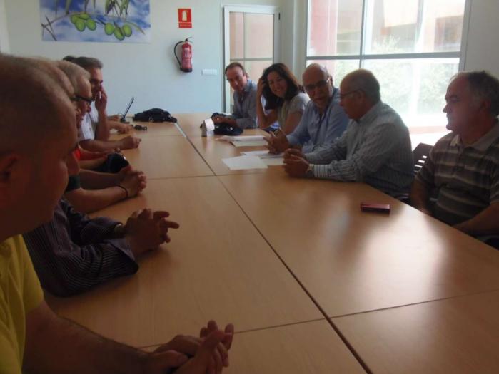 Echávarri se reúne con la cooperativa Acenorca de Montehermoso para conocer las necesidades del sector