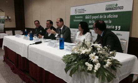 Hernández Carrón anuncia un nuevo decreto que regulará el personal de las oficinas de farmacia