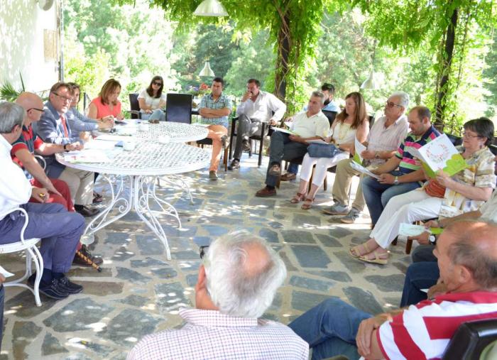 Del Moral se reúne con alcaldes y empresarios de Sierra de Gata para dar un impulso al turismo