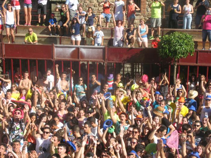 Cientos de jóvenes dan la bienvenida a San Buenaventura durante el pregón de las fiestas