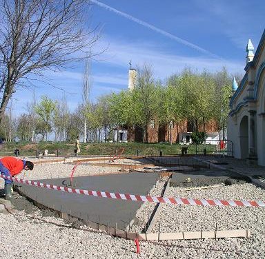 Construcciones Naveiro lleva a cabo la pavimentación del entorno de la ermita de Argeme de Coria