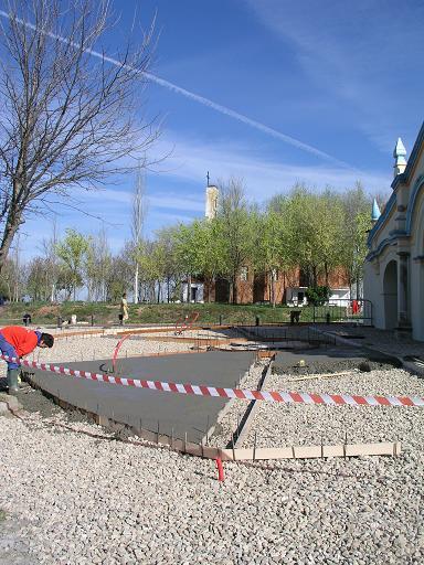 Construcciones Naveiro lleva a cabo la pavimentación del entorno de la ermita de Argeme de Coria