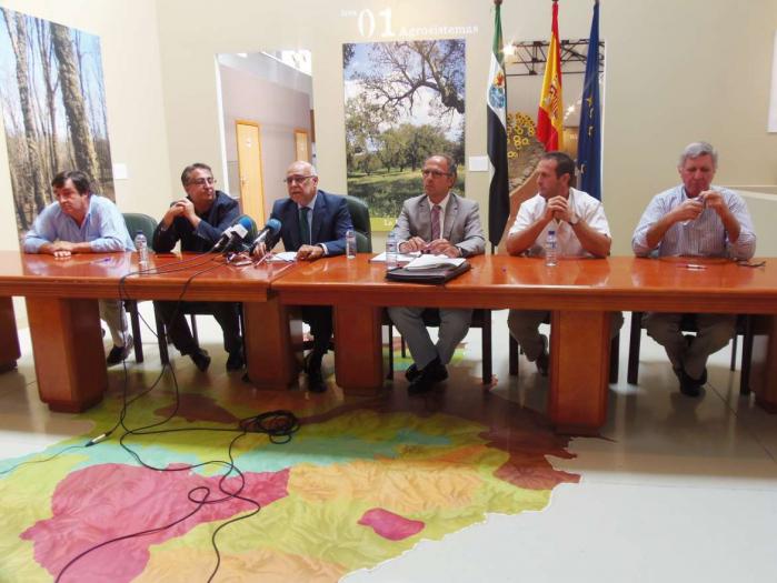 Agricultura firma el contrato de concesión administrativa del edificio que ocupan las organizaciones agrarias