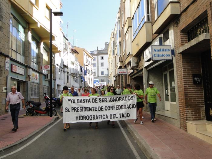 Los vecinos de Vegaviana se manifiestan en Plasencia por el arreglo de la vía que une la localidad con Moraleja