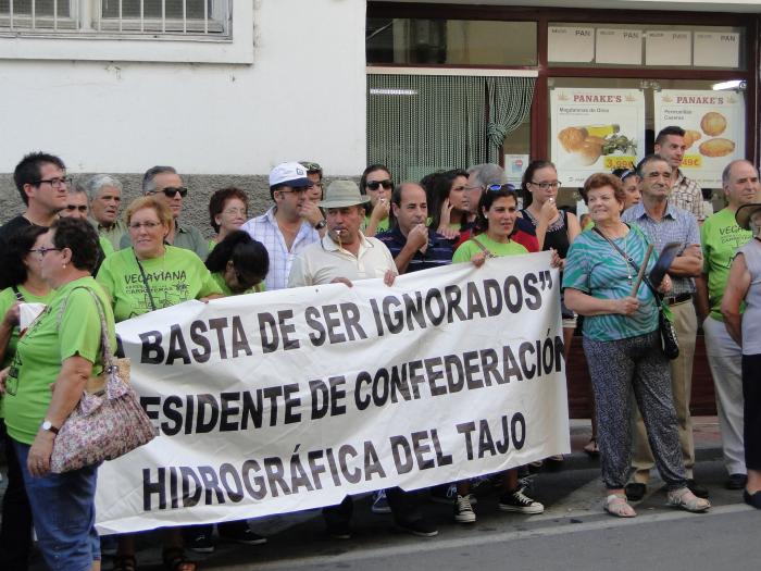 Los vecinos de Vegaviana se manifiestan en Plasencia por el arreglo de la vía que une la localidad con Moraleja