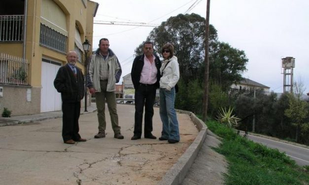 Vecinos de Coria denuncian que la calle Ronda del Sierro donde residen se encuentra en estado de abandono