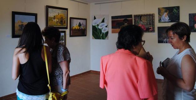 La fundación Indalecio de Valencia de Alcántara acoge una muestra de más de 40 obras de un taller de pintura