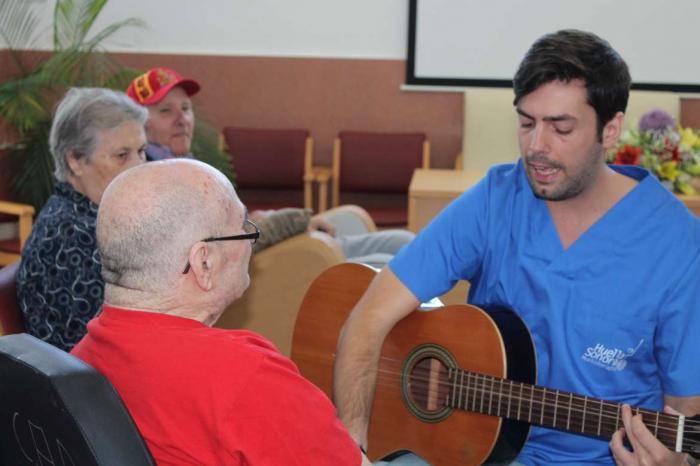 Unos doscientos usuarios de centros de mayores participan en el programa de musicoterapia del SEPAD