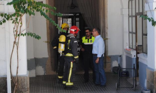 Un incendio en la residencia de ancianos de Valencia de Alcántara se salda sin heridos  y obliga al desalojo