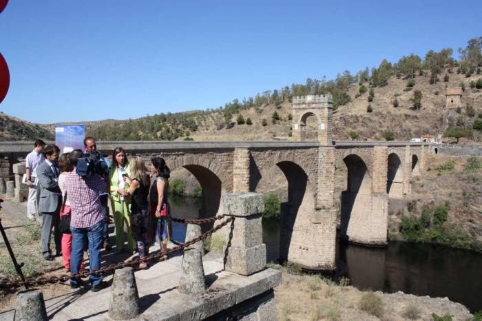 Trinidad Nogales anima a los extremeños a seguir votando para que el puente de Alcántara sea ‘Mejor Rincón‘