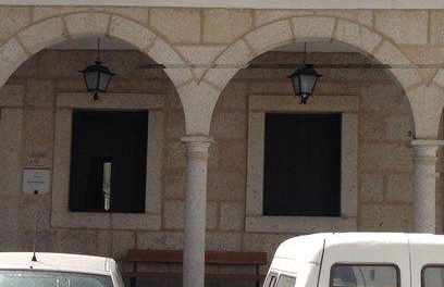 El Ayuntamiento de Coria mejora las medidas de seguridad con contraventanas de hierro
