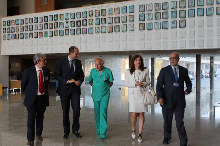 Carrón afirma que el Gobierno trabaja para convertir el Hospital de Cáceres en «una referencia»