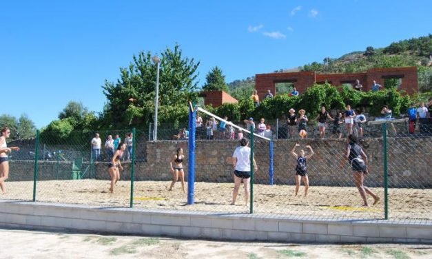 Las jugadoras del Extremadura Arroyo ofrecen una exhibición de voley playa en Casas del Monte
