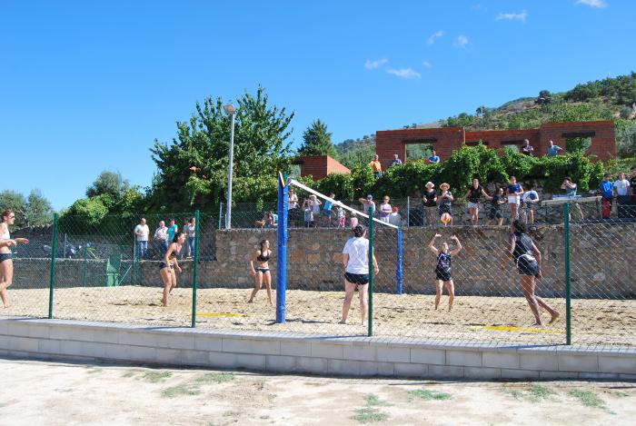 Las jugadoras del Extremadura Arroyo ofrecen una exhibición de voley playa en Casas del Monte