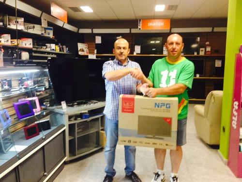 Idea Olivera entrega al ganador del concurso de la XVIII Feria Rayana un televisor LED de 22″