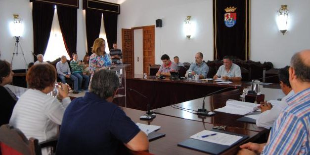 Joaquina Antúnez toma posesión de su acta de concejal en el Ayuntamiento de Valencia de Alcántara