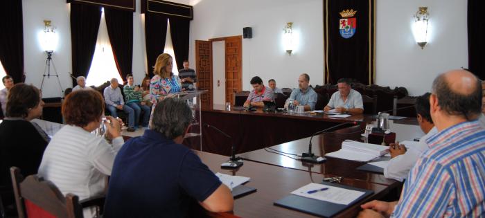 Joaquina Antúnez toma posesión de su acta de concejal en el Ayuntamiento de Valencia de Alcántara