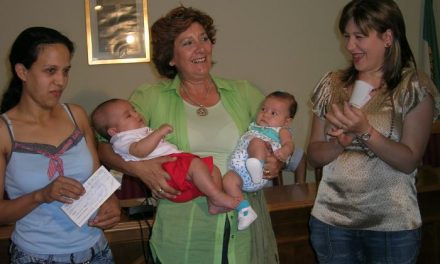 El Ayuntamiento de Moraleja entrega una ayuda de 2.000 euros a los dos primeros niños nacidos desde mayo