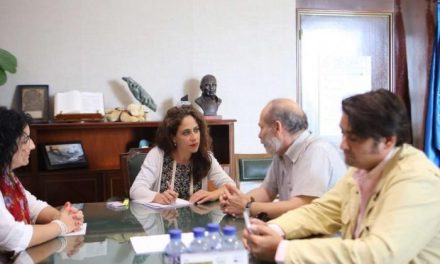 La consejera de Empleo del Gobierno de Extremadura se interesa por las  inquietudes de la comunidad gitana