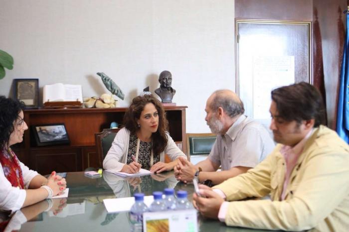 La consejera de Empleo del Gobierno de Extremadura se interesa por las  inquietudes de la comunidad gitana