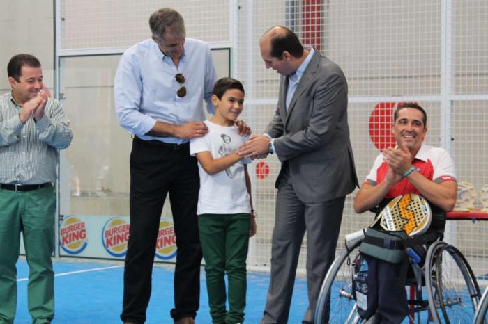 Hernández Carrón entrega una silla de ruedas al jugador de Tenis de Mesa y Pádel Adaptados Javi López