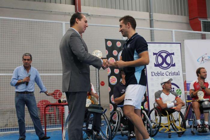 Hernández Carrón entrega una silla de ruedas al jugador de Tenis de Mesa y Pádel Adaptados Javi López
