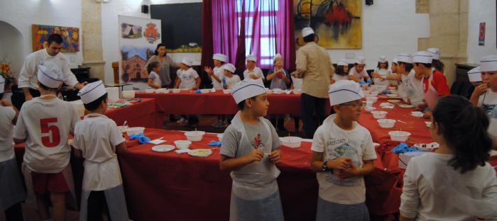 Más de medio centenar de niños participa en el Taller Culinario Tajo Internacional en Valencia de Alcántara