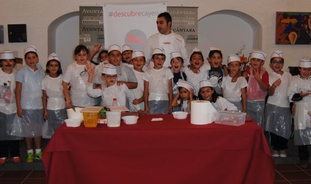Más de medio centenar de niños participa en el Taller Culinario Tajo Internacional en Valencia de Alcántara
