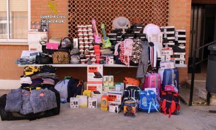 La Guardia Civil retira de bazares de  Coria y Moraleja artículos procedentes del contrabando