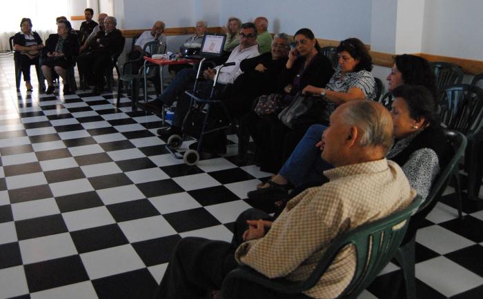 El SEPEI coloca veinte  detectores de incendios en hogares de ancianos de Valencia de Alcántara