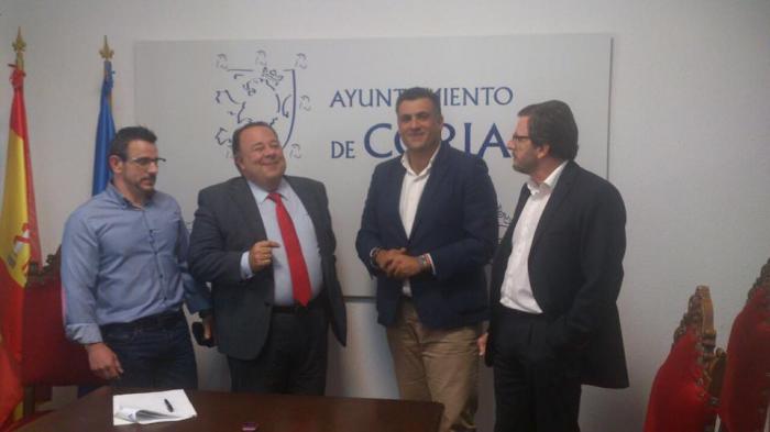 El consistorio de Coria firma un contrato con Limycon para la limpieza de los edificios municipales