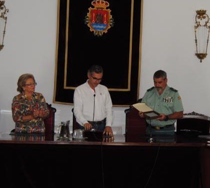 El Ayuntamiento de Valencia de Alcántara homenajea a Antonio Núñez por su buena labor en la Guardia Civil