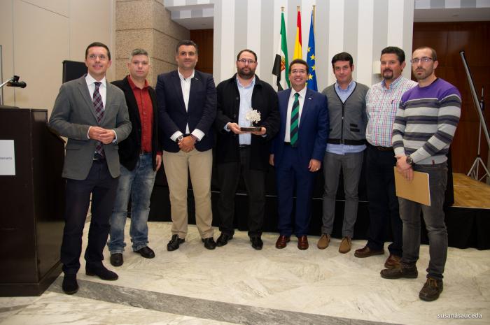Dos policías caurienses reciben el Premio al Reconocimiento de la Policía Local de Extremadura