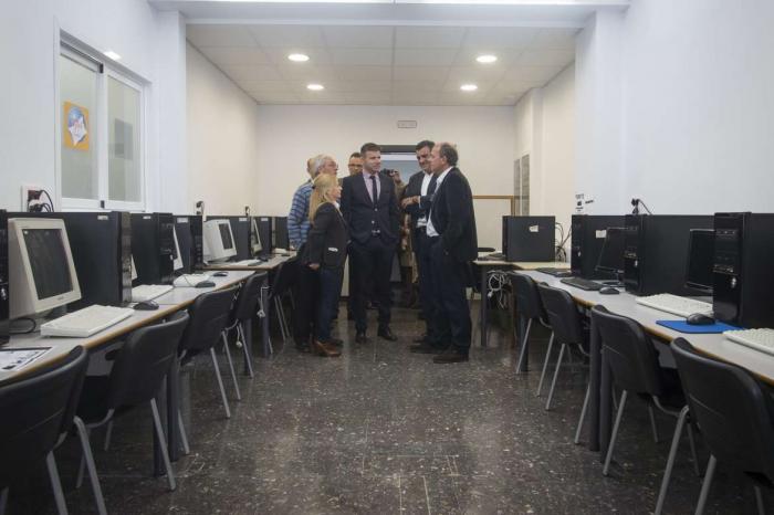 Monago reitera su apuesta por la formación en el nuevo Centro de Educación de Adultos de Coria