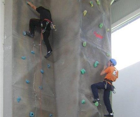 Los niños de Moraleja reciben clases gratuitas de escalada en el rocódromo del pabellón