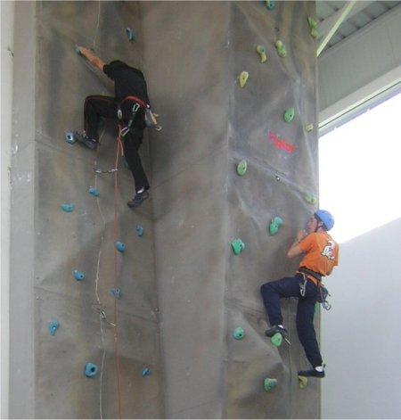 Los niños de Moraleja reciben clases gratuitas de escalada en el rocódromo del pabellón