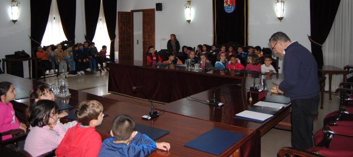 El Ayuntamiento de Valencia de Alcántara abre sus puertas a los alumnos de primero y segundo de primaria