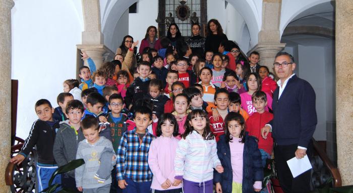 El Ayuntamiento de Valencia de Alcántara abre sus puertas a los alumnos de primero y segundo de primaria