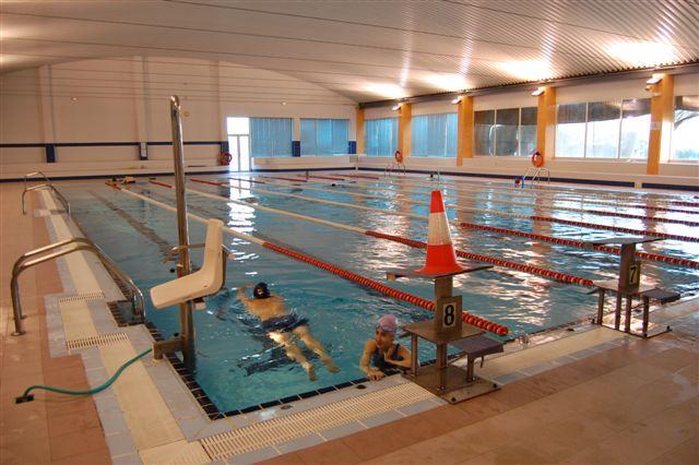 Un club deportivo utiliza la piscina climatizada de Navalmoral como si fuera de una empresa familiar privada