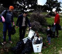 El IES Parque Monfragüe organiza una jornada de limpieza en Valcorchero en la semana de la montaña