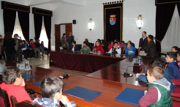 Los escolares de Valencia de Alcántara realizan una sesión de pleno con Unicef por los derechos de la infancia