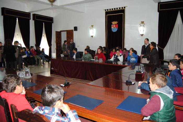 Los escolares de Valencia de Alcántara realizan una sesión de pleno con Unicef por los derechos de la infancia