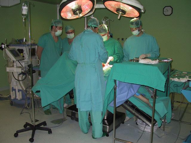 El Clínico de Barcelona extrae un riñón por la vagina a una cacereña de 66 años con cáncer renal