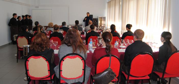 Estudiantes de restauración de Valencia de Alcántara participan en una cata didáctica de vinos