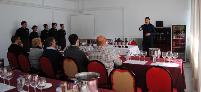 Estudiantes de restauración de Valencia de Alcántara participan en una cata didáctica de vinos