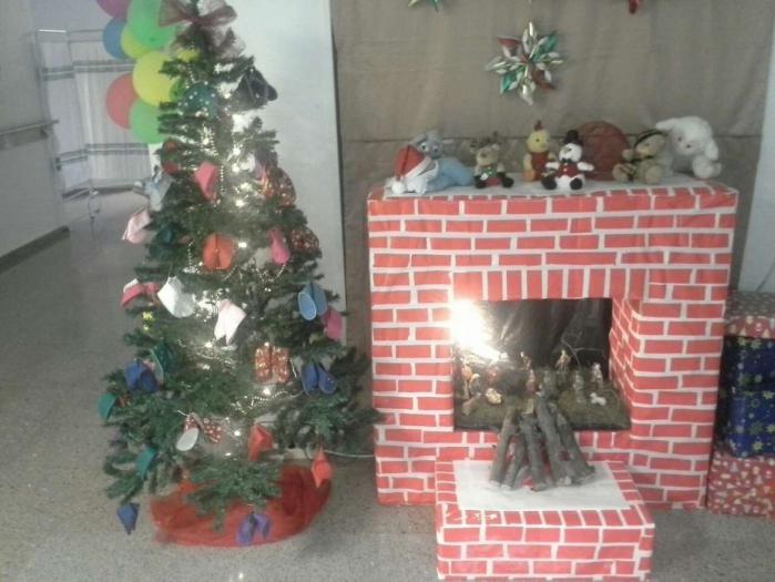 El Hospital de Plasencia decora el árbol  con patucos que entregarán a bebés que nazcan en Navidad
